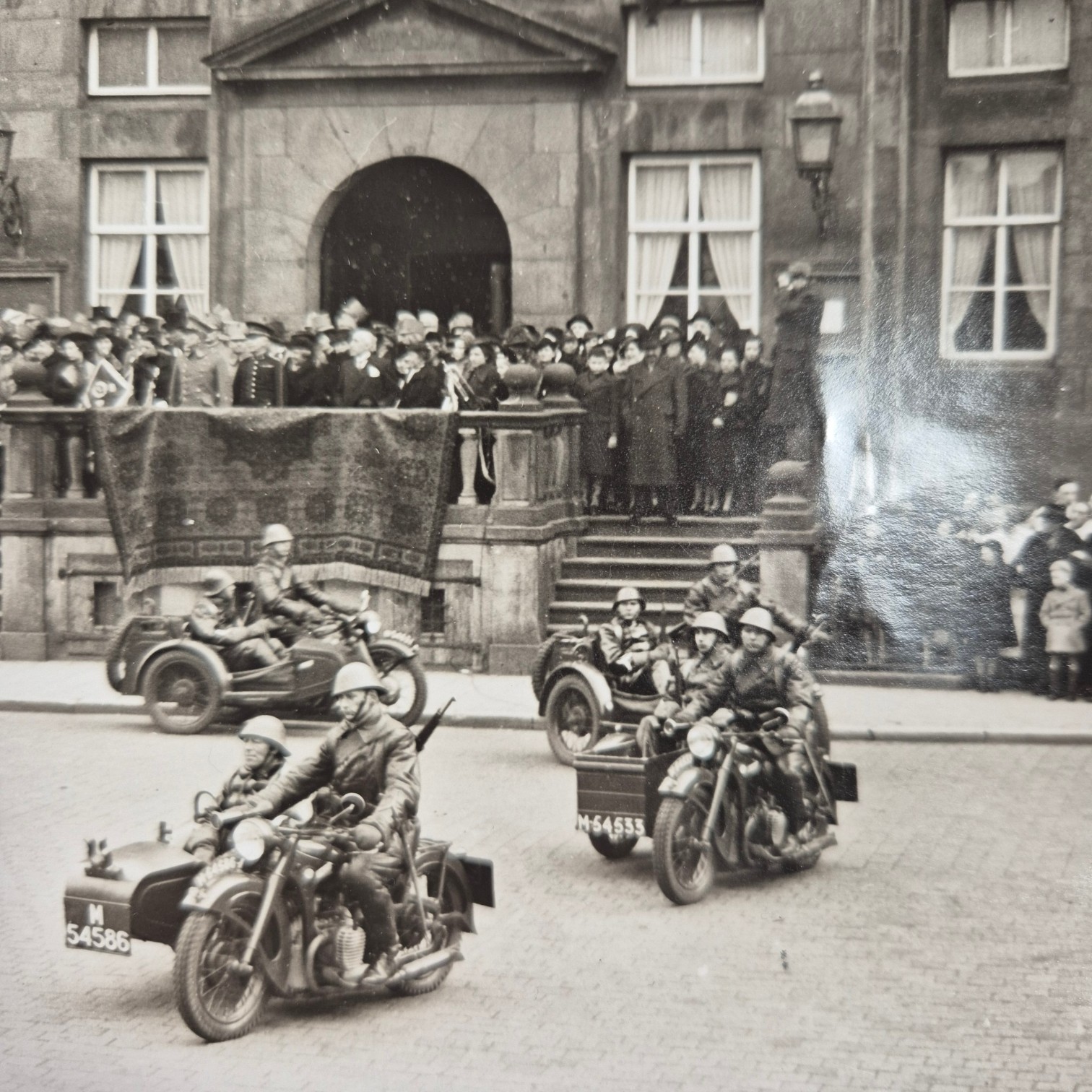 Nederlandse-grote-persfoto-2de-regiment-Huzaren-Motorrijders-'S-Hertogenbosch--1939(2)