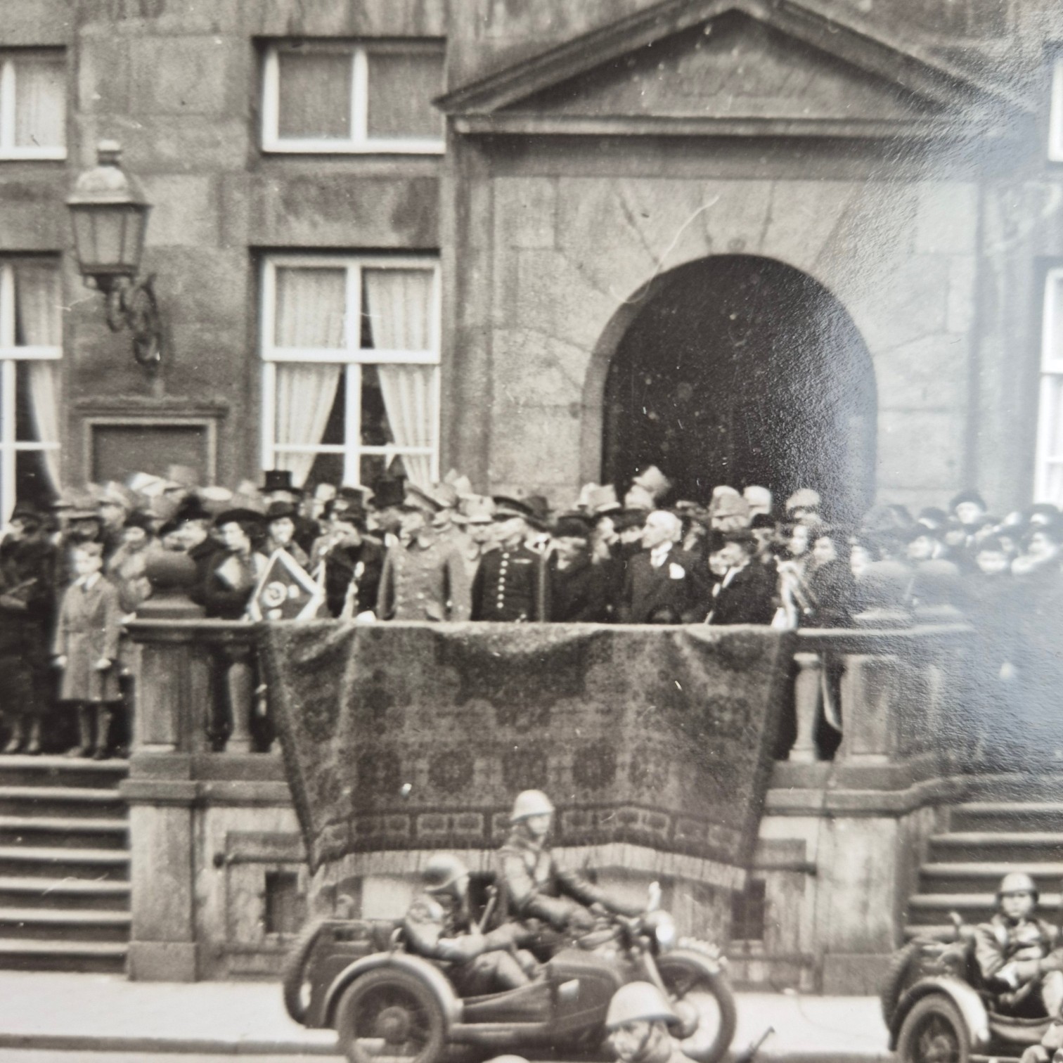 Nederlandse-grote-persfoto-2de-regiment-Huzaren-Motorrijders-'S-Hertogenbosch--1939(3)