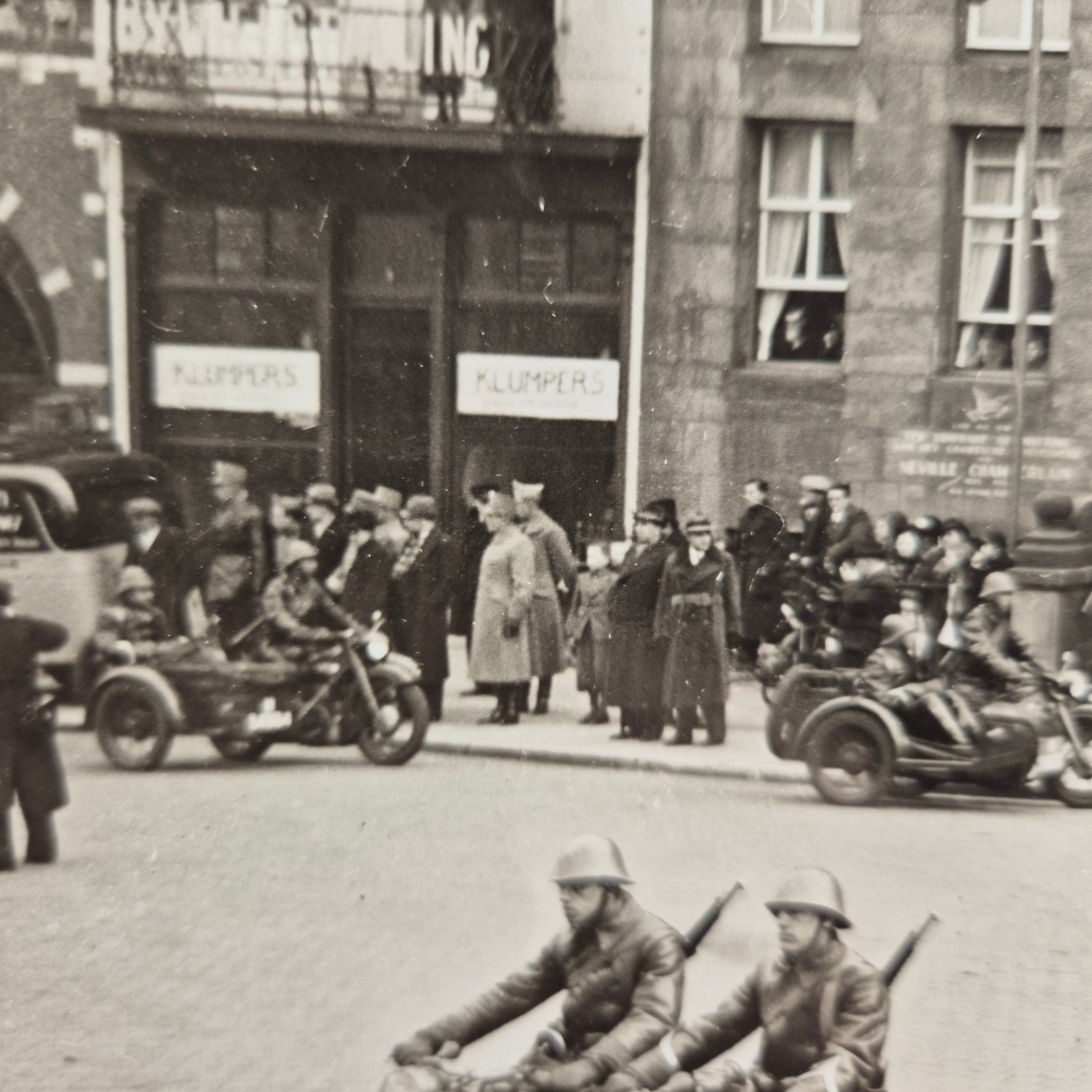 Nederlandse-grote-persfoto-2de-regiment-Huzaren-Motorrijders-'S-Hertogenbosch--1939(4)