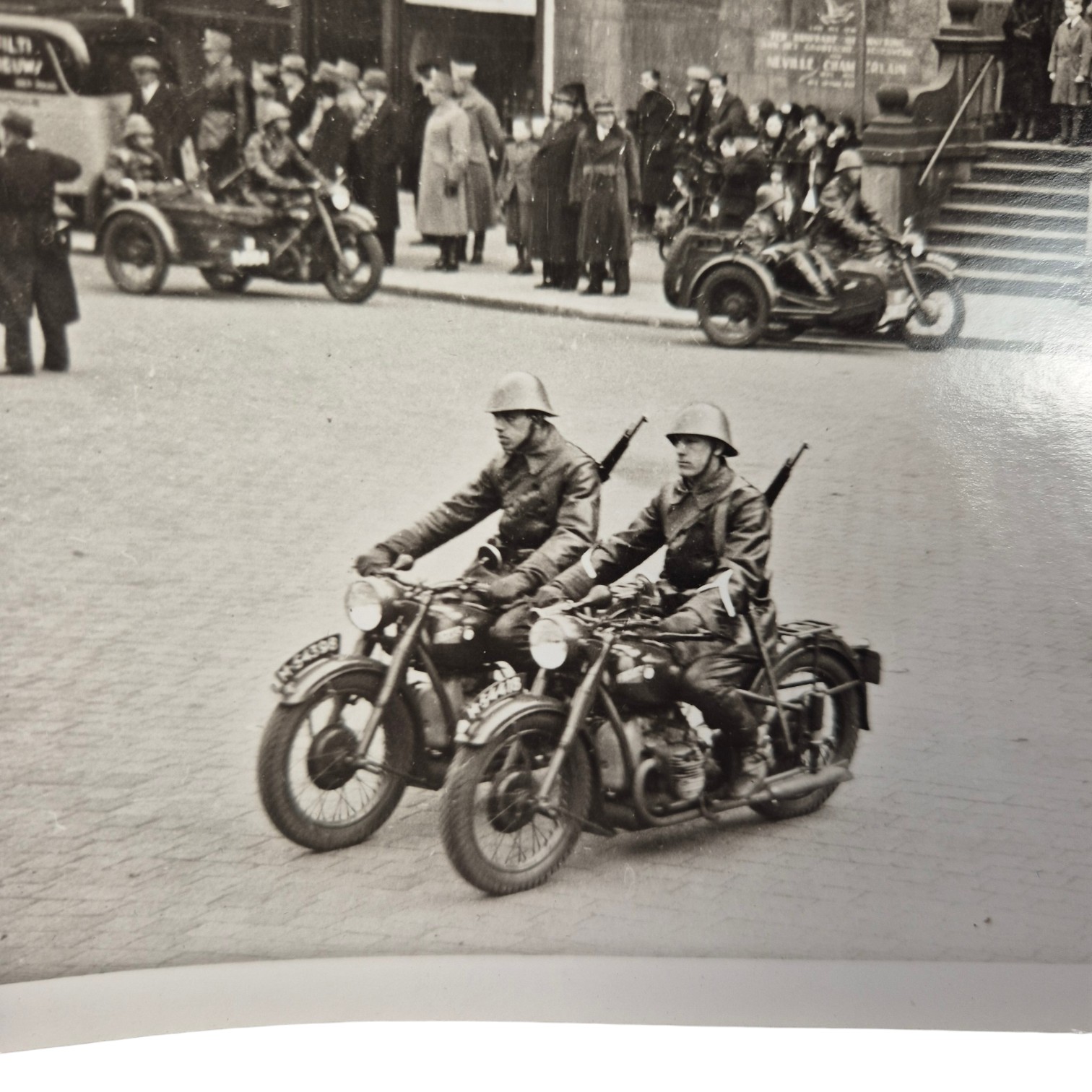 Nederlandse-grote-persfoto-2de-regiment-Huzaren-Motorrijders-'S-Hertogenbosch--1939